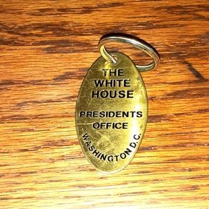 WHITE HOUSE PRESIDENTS OFFICE KEYCHAIN CHARM NRMINT CONDITION